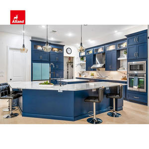 تصميم خزائن مطبخ خشبية بلون أزرق داكن من مجموعة ألاند جروب لمشروع هامبتون مع جزيرة على شكل حرف L وسطح رخامي - Product Image 3