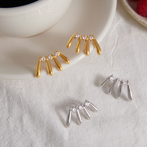 Boucles d'oreilles géométriques en acier titane avec zircon serti griffe, bijoux pour femme à porter au quotidien - Product Image 5