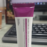 Crème hydratante éclaircissante et raffermissante anti-âge à l'arbutine, niacinamide, acide tranexamique, vitamine C et beurre de karité, prête à l'expédition