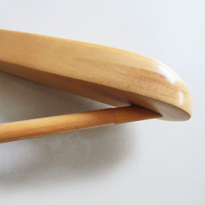 Percha de madera clásica con contorno natural y hombros anchos para taller de sastrería profesional, percha de madera personalizada. - Product Image 3