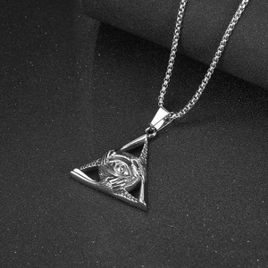 Collier Pendentif Triangle Garde-Bouillon en Acier Inoxydable Titane Style Européen et Américain pour Hommes SP970, Breloque Géométrique - Product Image 1