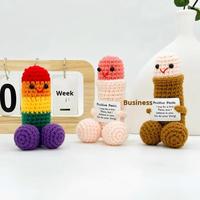 LUYI Nouveauté : Poupée pénis tricotée à la main en crochet, ornement de bureau pour le soutien émotionnel, cadeau d'anniversaire