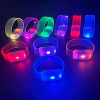 Bracelets lumineux LED magnétiques télécommandés 15 couleurs, portée 800m, écologiques, pour concerts, fêtes et événements annuels