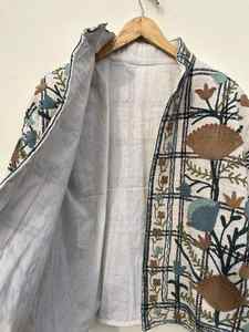 Fait à la main Slim-Fit femmes Floral brodé Suzani veste d'hiver matelassé polaire tissu coton nouveau manteau d'exportation pour l'automne - Product Image 3