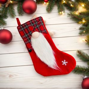 Chaussettes de Noël en feutre à carreaux, gnome sans visage rouge/gris, Tomte suédois, chaussettes de Noël |   Impression numérique écologique pour les fêtes - Product Image 2