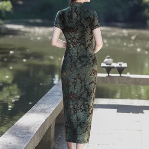 Nuevo Cheongsam Elegante de Terciopelo con Estampado Tie-Dye Estilo Chino Mejorado para Verano-Otoño 2026, Talla Grande, Largo, Regalo para Madre en Bodas y Banquetes - Product Image 4