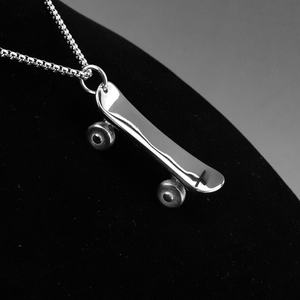 Bijoux personnalisés OEM, pendentifs skateboard, colliers en acier inoxydable, vente en gros, accessoires de bijouterie punk et sportive, moulage - Product Image 4