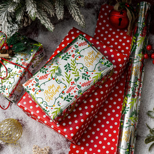 Papel de Regalo Metalizado de Doble Cara con Diseño de Bayas de Acebo para Envolver Regalos Navideños - Product Image 1