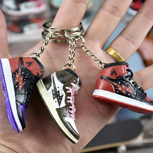 พวงกุญแจรองเท้าผ้าใบ 3 มิติ รุ่นฮิต สำหรับ Jordan Dunks ทำจาก PVC และยางผสมโลหะ พร้อมกล่อง - Product Image 1