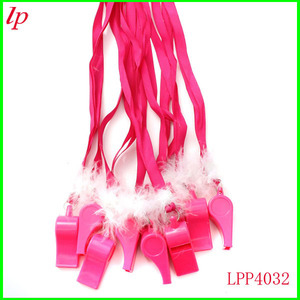 Sifflet en plastique rouge rose à plumes avec ruban pour fête de bachelorette LPP4032 - Product Image 1