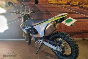 Moto tout-terrain de haute performance 700cc EFI à double usage, avec transmission électronique à 6 vitesses, pour l'aventure et l'enduro - Product Image 5