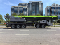 Grue mobile de marque renommée ZTC2000VS863 de 200 tonnes avec hauteur de levage maximale de 116,5 m, entrejambe de 7,85 x 8,2 m et moments de charge élevés