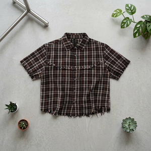 Camisa de manga corta para hombre, estilo streetwear personalizado, con remaches, cuadros, borlas deshilachadas y efecto desgastado. - Product Image 1