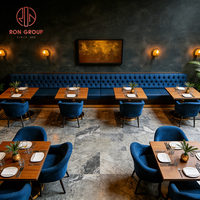 Muebles de Lujo Modernos para Restaurante Comercial: Mesa de Acero y Madera, Sillas de Terciopelo Azul Rey, Sofá y Asientos de Cabina