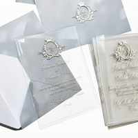 Invitation élégante en acrylique transparent avec estampage doré, enveloppe en velours doux gris poudré, pour la Saint-Valentin