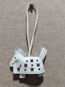 Porte-clés personnalisé Cheval de guerre en cuir PU, pendentif de sac Poney, porte-clés de voiture, porte-clés Cheval de guerre style punk à rivets - Product Image 3