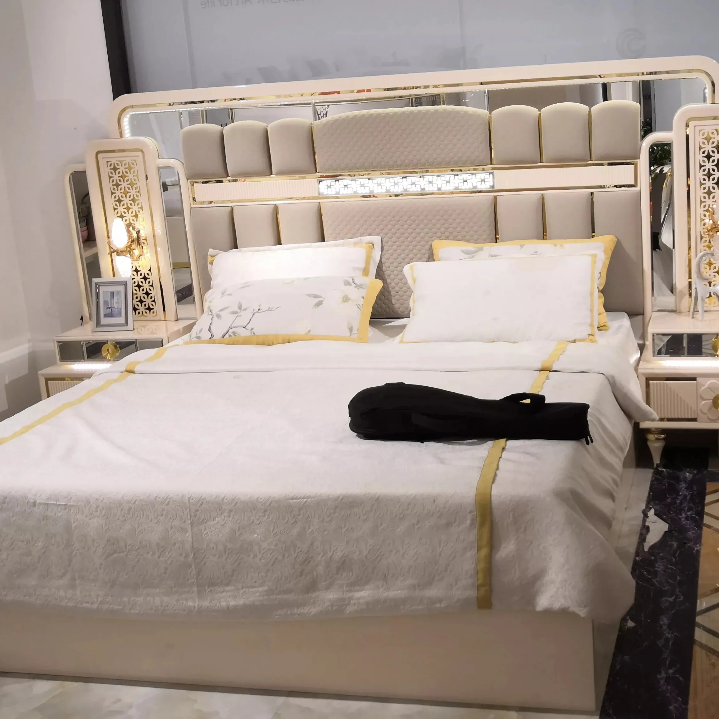 Set di mobili europei di lusso leggero camera da letto letto King Bed armadio comodino comò mobili per camera da letto