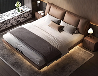 Lit flottant confortable de style moderne minimaliste de luxe léger avec surface en cuir véritable, cadre en chêne et pieds en métal pour chambre à coucher