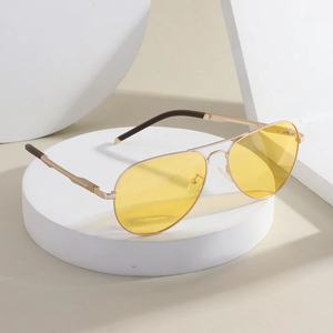Neue schwarze Herren-Sonnenbrille mit blauem Metallrahmen Hochwertige TAC-polarisierte Gläser Benutzer definiertes Logo auf dem modischen Piloten stil - Product Image 6