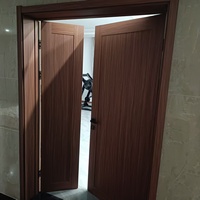 Porte à double battant recouverte d'un film protecteur, cadre robuste, résistante à l'usure, idéale pour les projets d'ingénierie résidentielle