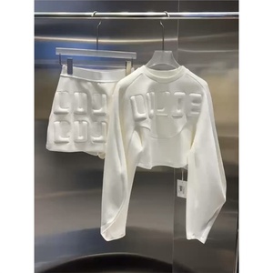 Conjunto <span class=keywords><strong>de</strong></span> Dos <span class=keywords><strong>Piezas</strong></span> <span class=keywords><strong>de</strong></span> Verano 2025 para Mujer, Nuevo, <span class=keywords><strong>de</strong></span> Alta Gama, Diseño Sólido 3D, Estilo Dulce y Urbano, Rejuvenecedor y Estilizador, en Poliéster - Product Image 1