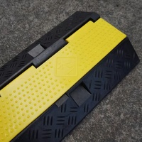 Rampe de protection de câbles LUBA 980*240*44mm à 2 canaux, en caoutchouc robuste, pour la gestion de la sécurité routière et la protection des câbles lors d'événements