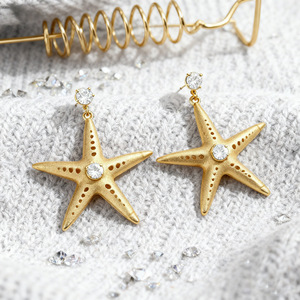 Boucles d'oreilles clous en or 14K rempli, design queue de poisson lignes simples, moissanite VVS GRA taille ronde, bijoux pour femme au quotidien - Product Image 4