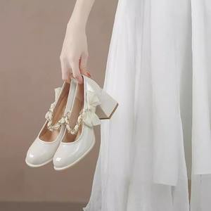 Zapatos de Tacón Mary Jane de Charol Blanco con Lazo y Correa de Perlas, Cómodos, Punta Redonda, Tacón de 6-8 cm, Zapatos de Novia para Boda - Product Image 4