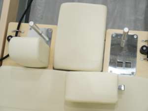 Cama de reformador de <span class=keywords><strong>Pilates</strong></span> Cadillac multifunciona calidad, duradera y amigable para entrenamiento de YogaPU de madera de arce - Product Image 3