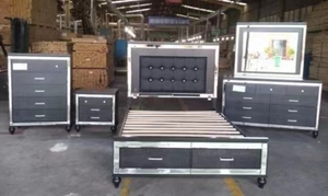 Set di Mobili per Camera da Letto Winforce Moderno in Legno Imbottito 5 Pezzi con Letto King Size, Comodino, Cassettiera, Specchio e Mobile Contenitore - Product Image 6