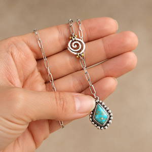 Collana con Ciondolo a Spirale e Rombi, Design Vintage per Donne - Product Image 4