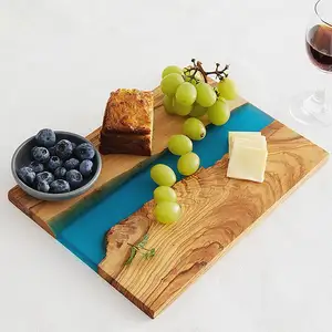 シャルキュトリーチーズフルーツ用の豪華なデザインのオリーブウッドブルーエポキシ樹脂カッティングチョッピングサービングボード