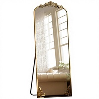 Miroir sur pied arqué pleine longueur avec cadre en aluminium sculpté, finition dorée, design vintage orné pour la décoration intérieure