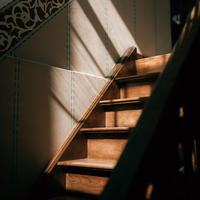 Escalier ouvert haut de gamme Prima avec marches droites en bois pour appartement moderne ou duplex