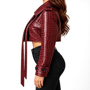 Veste trench courte en cuir PU gaufré crocodile bordeaux pour femme avec détail de longue ceinture, manches longues, col rabattu - Product Image 4