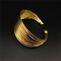 VKME Collection « Hot Sale » Ensemble Bijoux Femme 4 Pièces : Collier Multi-fils Doré, Boucles d'Oreilles, Bague et Bracelet Jonc Argenté