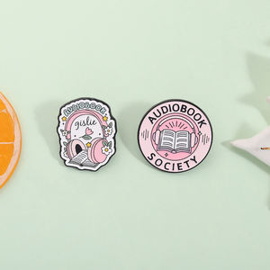 Épingles en émail de la société des audiolivres, casque rose, thème des amoureux des livres, broche de revers, badge de sac, bijoux en gros - Product Image 2