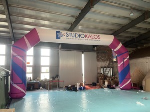 Gapura Inflatable Kain Oxford Custom Pabrikasi untuk Branding dan Iklan, Dilengkapi Banner Sponsor yang Dapat Dilepas, untuk Acara Olahraga Sekolah - Product Image 1