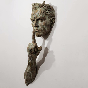 Scultura Moderna in Bronzo di Matteo Pugliese, Statua da Parete Uomo a Grandezza Naturale, Arte Astratta in Metallo per Arredamento Casa in Vendita - Product Image 1