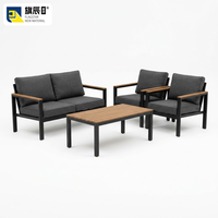 Ensemble de conversation pour patio 4 pièces, canapé et chaises en métal noir, table basse à lattes