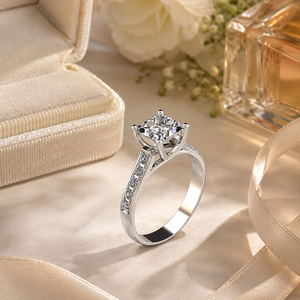 Anello quadrato a quattro griffe, gioiello da donna dal design minimalista per l'uso quotidiano - Product Image 5