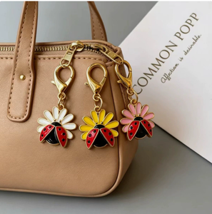 Portachiavi all'ingrosso a forma <span class=keywords><strong>di</strong></span> coccinella rossa, fai <span class=keywords><strong>da</strong></span> te, ciondoli per tazze, ciondoli per lacci delle scarpe, decorazioni <span class=keywords><strong>da</strong></span> appendere per collari <span class=keywords><strong>di</strong></span> animali domestici, simpatico regalo quotidiano - Product Image 5