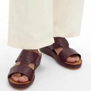 Sandales pour hommes en <span class=keywords><strong>cuir</strong></span> d'autruche véritable italien bordeaux, sandales arabes faites à la main, sandales arabes de <span class=keywords><strong>luxe</strong></span> pour hommes du Golfe - Product Image 1