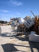 Grande boule intérieure en acier inoxydable, globe du monde, lien infini, sculpture d'un astronaute avec du marbre