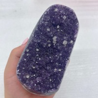 Vente en gros de grappes de géodes de cristal naturel, quartz brut et améthyste pour la guérison ou la décoration intérieure