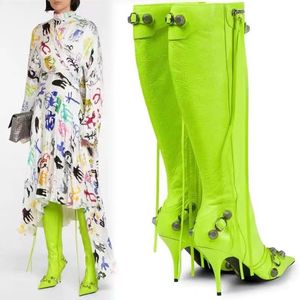 Bottes pour femmes grandes tailles, style britannique, à talon aiguille pointu, avec boucle métallique et pompons, à tige haute - Product Image 5