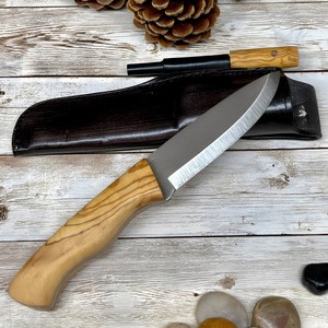 Couteau de brousse en acier carbone à lame pleine, avec manche en bois d'olivier/noyer et étui en cuir - Product Image 1