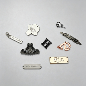 Étiquettes métalliques personnalisées en feuille d'or électro-plaquée pour vêtements, autocollants de marque, logos pour vêtements, étiquettes métalliques pour chemises. - Product Image 3