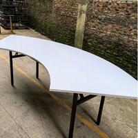 Tables pliantes serpentin en PVC et bois de haute qualité, idéales pour les mariages, les fêtes, les restaurants, les banquets et les événements.