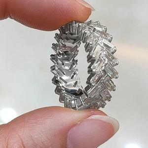 Bague de cocktail géométrique Q630 en or 18 carats avec cristaux taille baguette et strass sertis en canal, bijoux de fête pour femme - Product Image 4